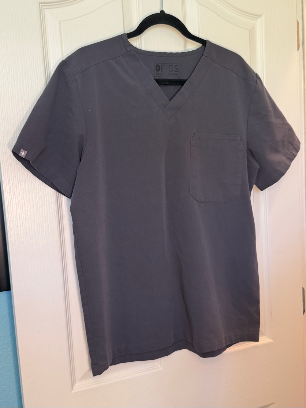 Figs Men’s Charcoal Chisec V-Neck Scrub Top